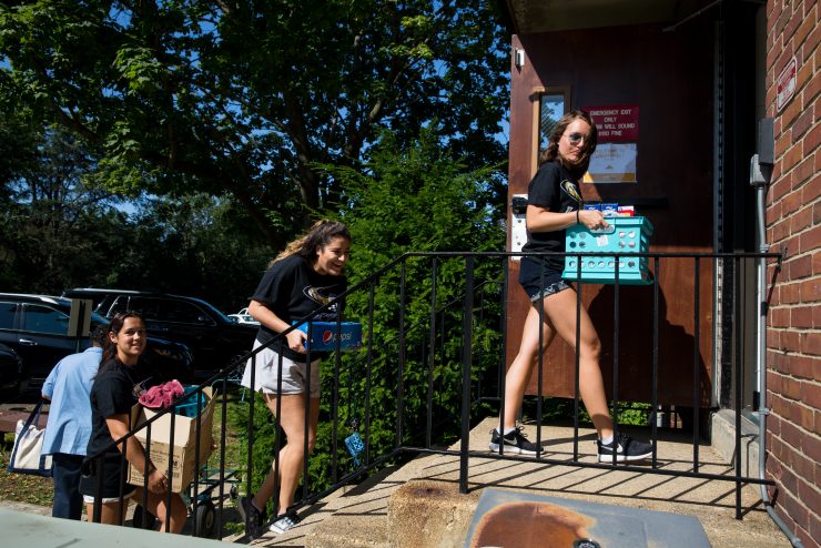 Move in day at ӰƬ: Students taking boxes into the residential halls.