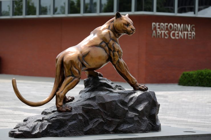 Panther Statue on ӰƬ University's campus.