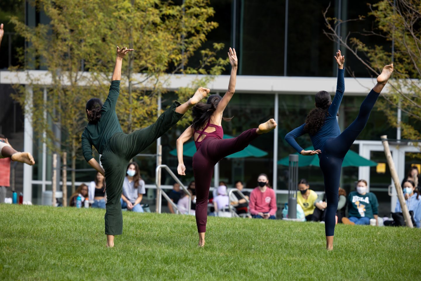 ӰƬ Dance students perform on the lawn during the 2021 Fall Arts Festival.