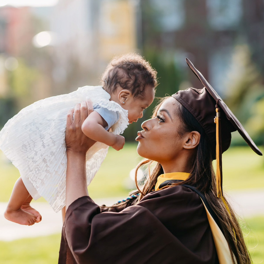 RoeMechia John ‘22 and her beautiful child Nia celebrate her graduation from ӰƬ University.