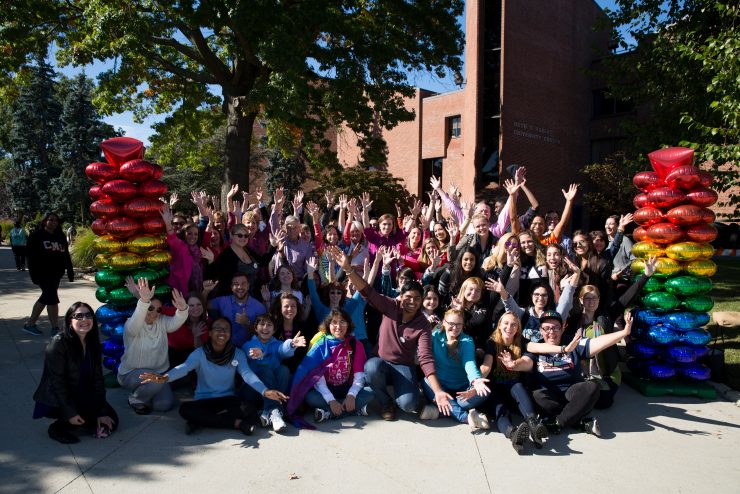 ӰƬ students joyful with pride balloons