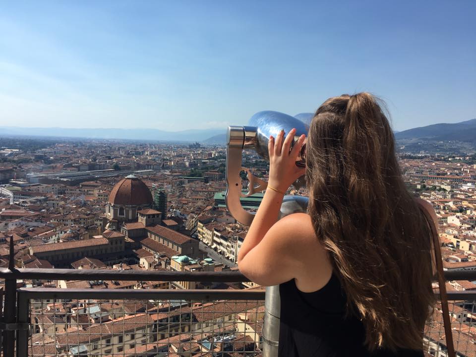 ӰƬ University Study Abroad: Student looking through a viewfinder in Florence, Italy