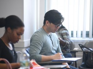 成人影片 social work programs: students studying and writing notes in class