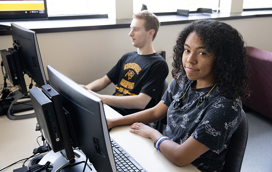 ӰƬ students in the computer science lab.