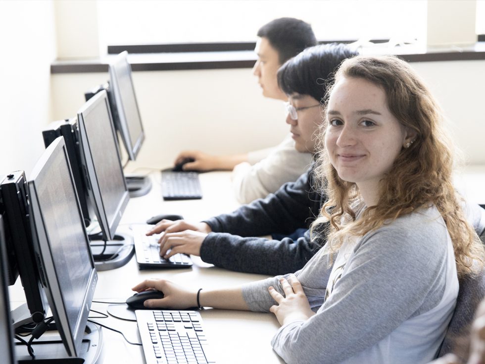 ӰƬ students working in the computer science lab