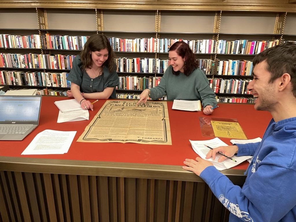 Professor Oelze took his sophomore seminar class to the New York Public library in fall 2022