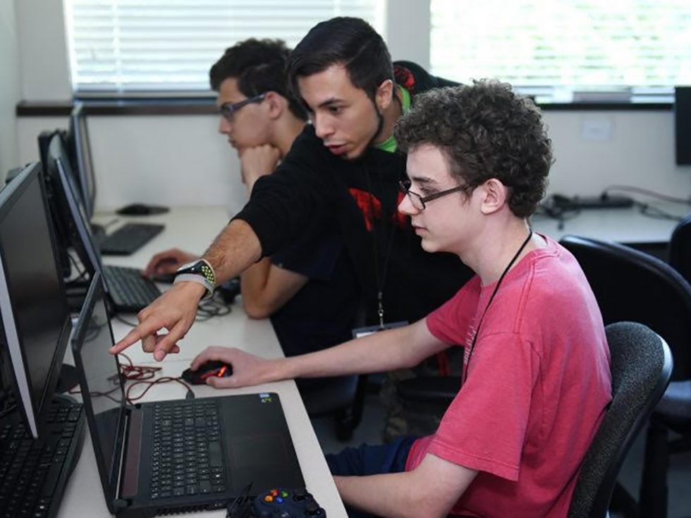 Three ӰƬ students at computers